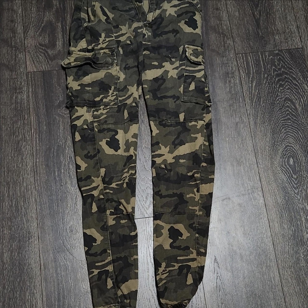 Camo Cargo Ankle Pants